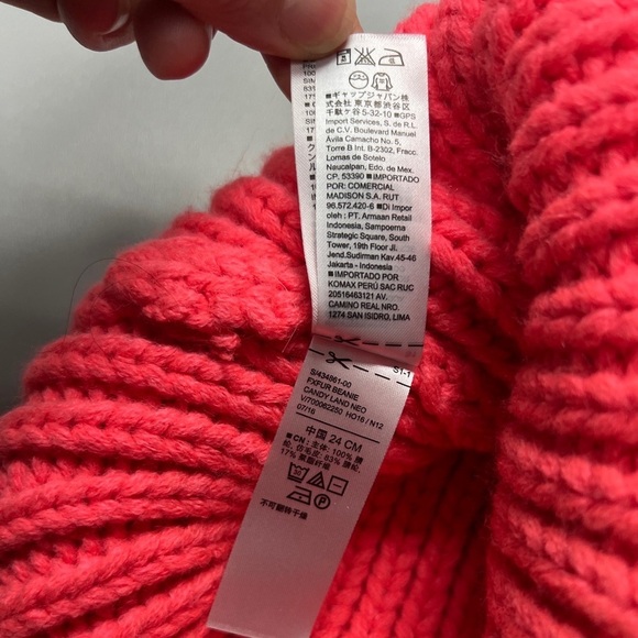 Old Navy Winter Beanie Crochet Knit Faux Fur Pom Hat Melon Color One Size EUC - Picture 3 of 8